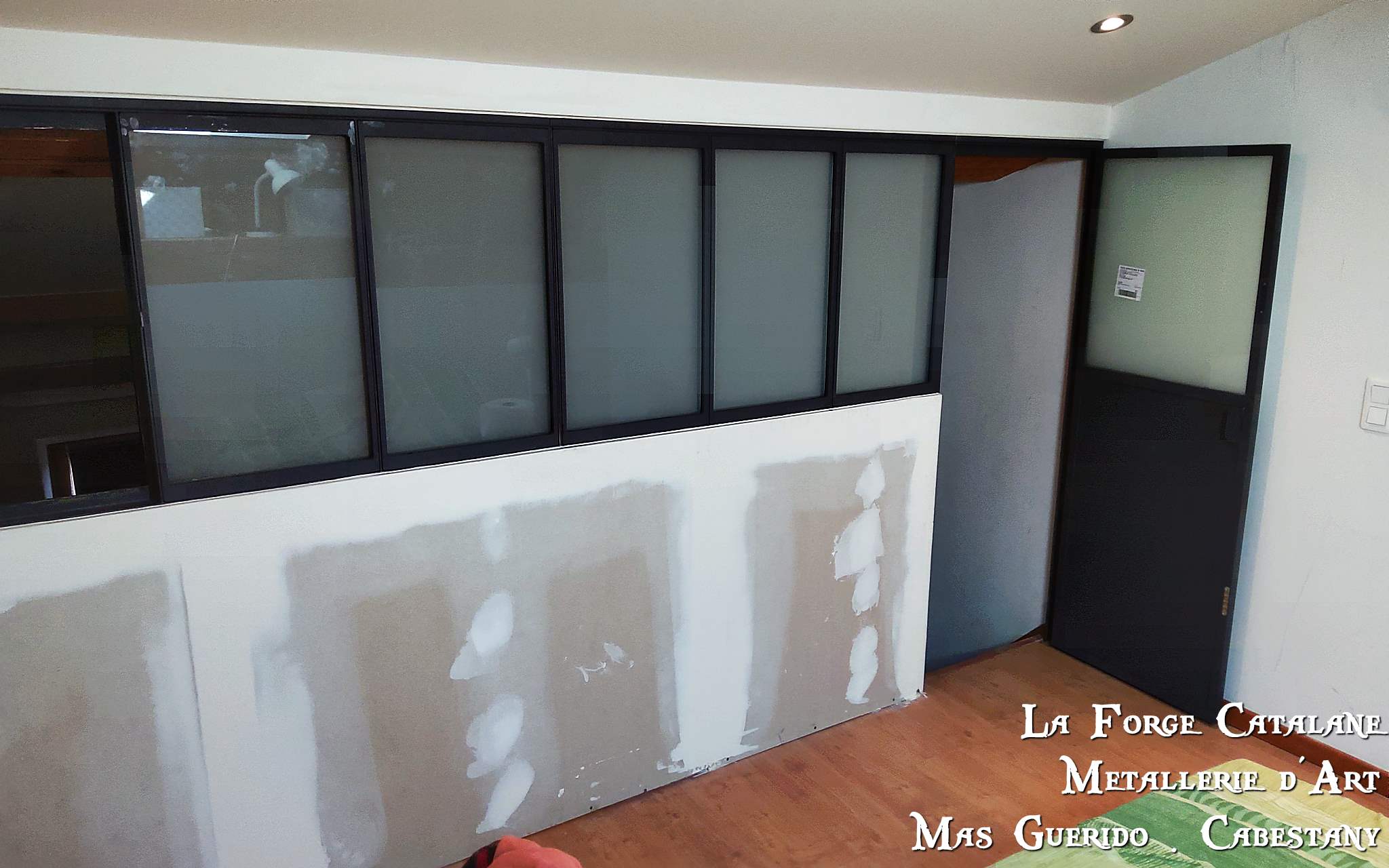 verriere vitrage opalescent porte soubassement tole la forge catalane.jpg